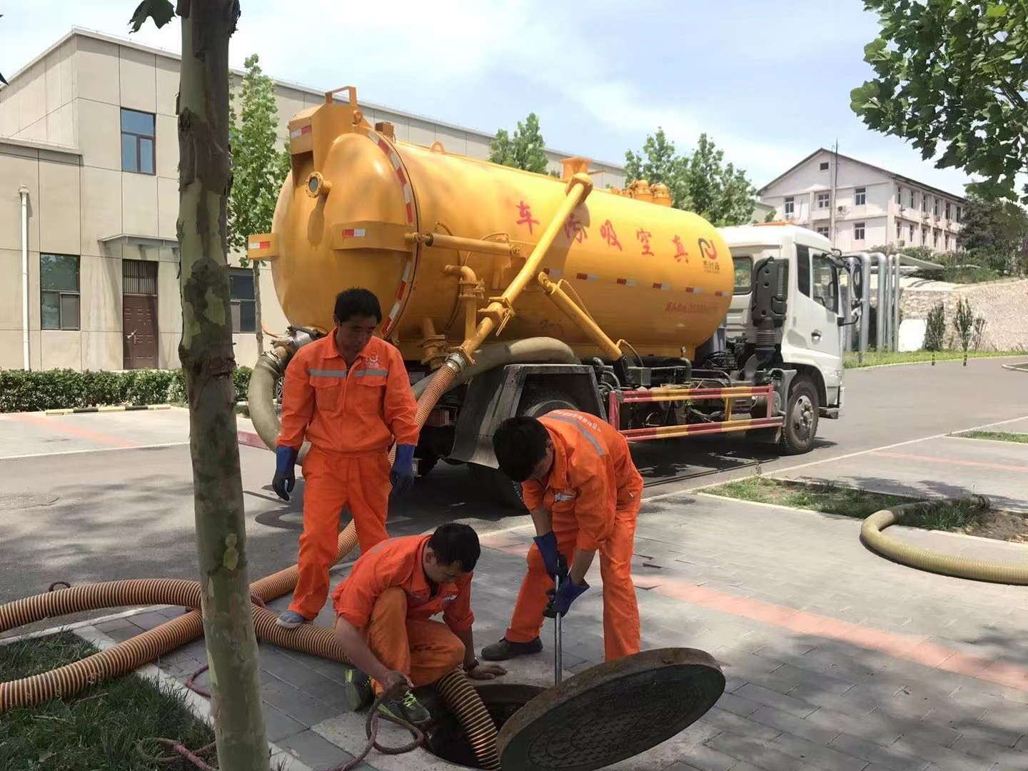 集美管道疏通车停在窨井附近